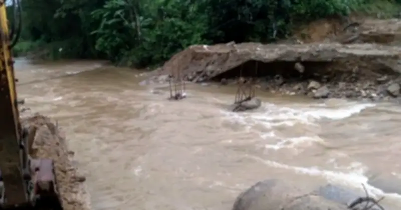 Mưa lớn cuốn trôi cầu tạm ở Đà Nẵng, đe dọa công tác bầu cử tại xã Trà Liên