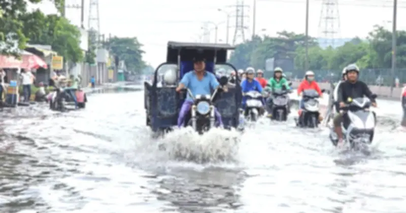 Mưa lớn gây ngập sâu tại TP.HCM, giao thông tê liệt trên nhiều tuyến đường