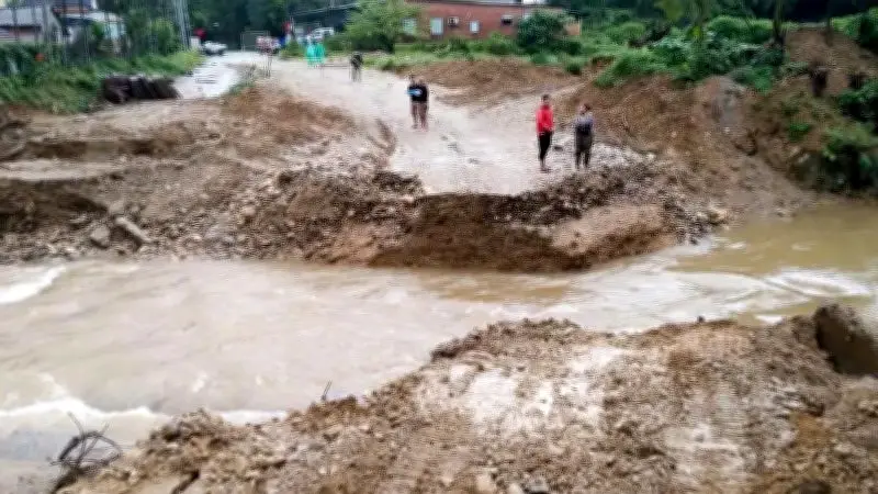 Mưa lớn tại Đà Nẵng cuốn trôi cầu tạm, đe dọa công tác bầu cử