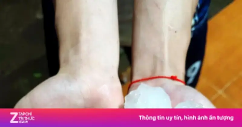 Mưa đá tiếp tục trút xuống Hà Nội và nhiều tỉnh phía Bắc, cảnh báo nguy hiểm