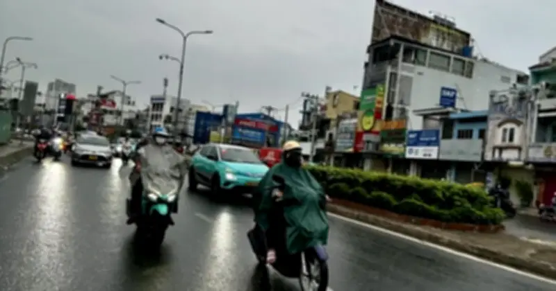 Mưa trái mùa bất ngờ trút xuống TP.HCM và Lâm Đồng, dự báo còn tiếp diễn