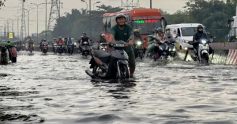 Mưa Trái Mùa Dữ Dội Biến Đường Phố TPHCM Thành Sông, Giao Thông Tê Liệt