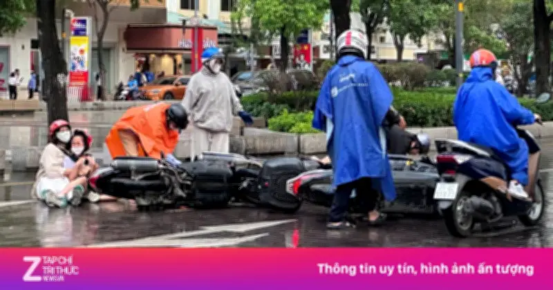 Mưa Trái Mùa Gây Tai Nạn Liên Hoàn Trên Phố Đi Bộ Nguyễn Huệ, TP.HCM