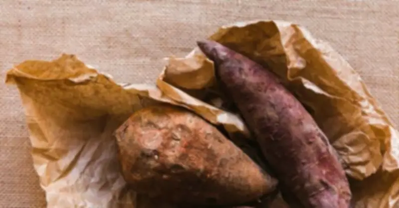 Mang giỏ khoai lang tới biếu, thông gia giàu nhìn người phụ nữ nghèo rơi nước mắt