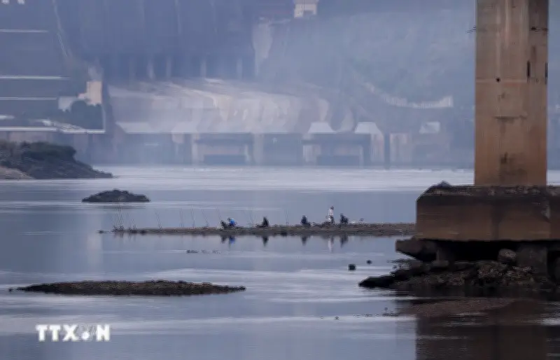 Mực nước hạ đột ngột ở sông Đà, đoạn qua thủy điện Hòa Bình xuống thấp trở lại