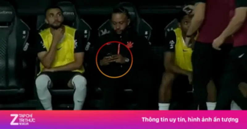 Memphis Depay Đối Mặt Nguy Cơ Treo Giò 6 Trận Vì Sử Dụng Điện Thoại Trên Băng Ghế Dự Bị