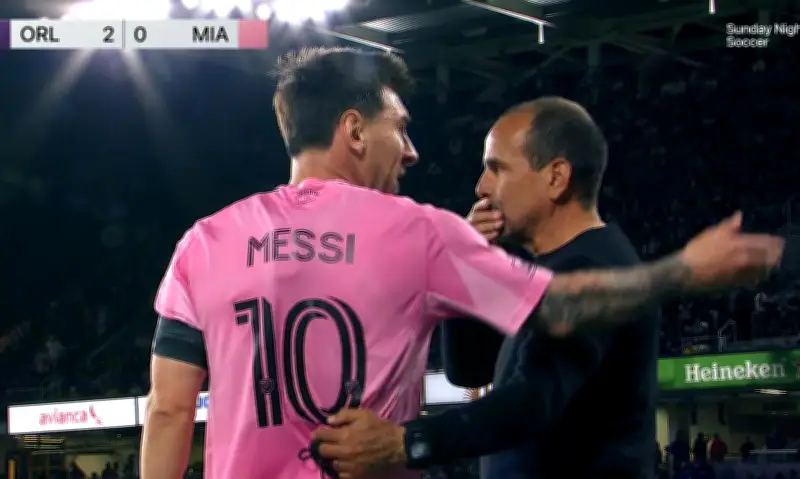 Messi khiêu khích đối thủ bằng cử chỉ ký tặng sau cú đúp tại MLS