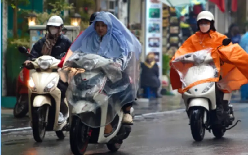 Miền Bắc nồm ẩm, Nam Bộ nắng nóng: Cảnh báo nguy cơ sức khỏe từ phân hóa thời tiết