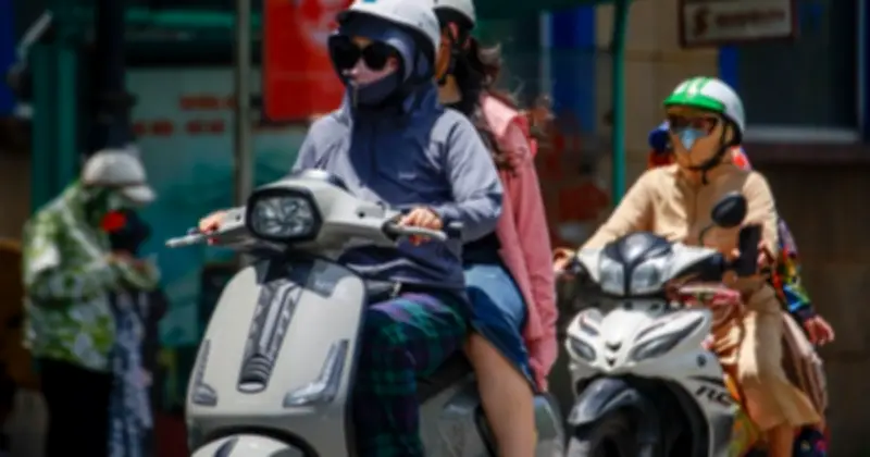 Miền Bắc nắng nóng gay gắt trước khi đón đợt không khí lạnh yếu, cảnh báo mưa giông mạnh