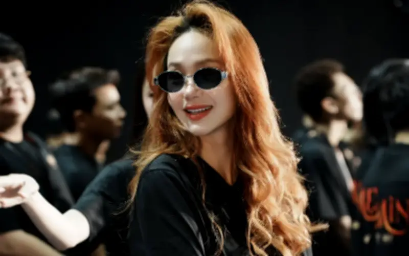 Minh Hằng Gây Chú Ý Với Phong Cách Thời Trang Thanh Lịch, Tự Tin