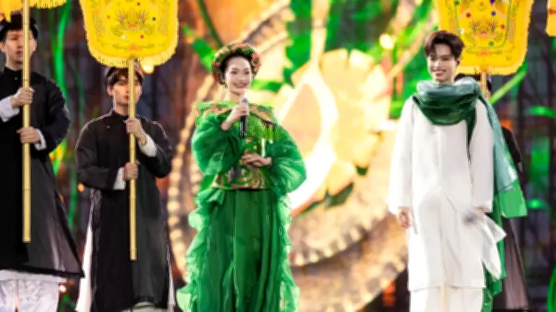 Minh Ngọc Rực Sáng Với Tiết Mục Dân Gian Tại Đấu Trường Sấm Concert