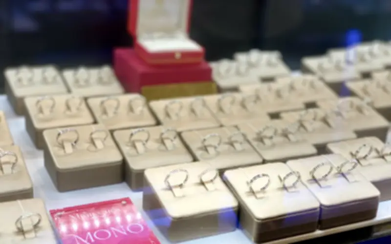 Món Quà 8/3 Hoàn Hảo: Trang Sức Nhỏ Xinh, Lấp Lánh Với Vỏ Độc Đáo Khiến Chị Em 'Tan Chảy'