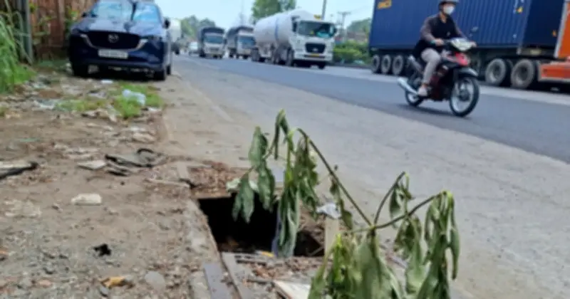Mương thoát nước hỏng nắp đậy trên đường Đỗ Mười gây nguy hiểm cho người đi đường