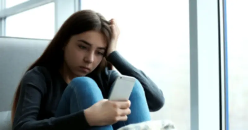 Mạng xã hội làm suy giảm hạnh phúc giới trẻ, đặc biệt ở nữ sinh tuổi teen