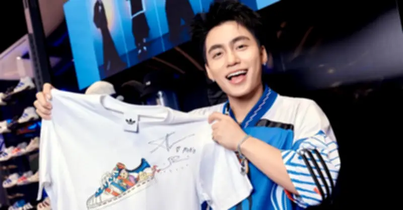 Mono gây chú ý khi xuất hiện tại Hà Nội với phong cách thời trang độc đáo