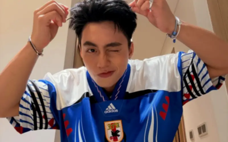 MONO Gây Chú Ý Với Visual Nam Thần Thể Thao Khi Xuất Hiện Tại Hà Nội