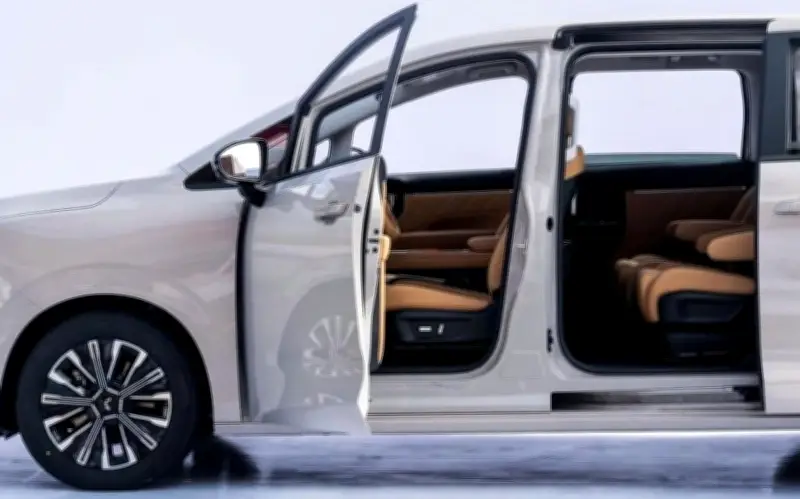 MPV 7 Chỗ Giá 283 Triệu Đồng: Thiết Kế Đẹp, 3 Loại Động Cơ, Công Nghệ Độc Quyền