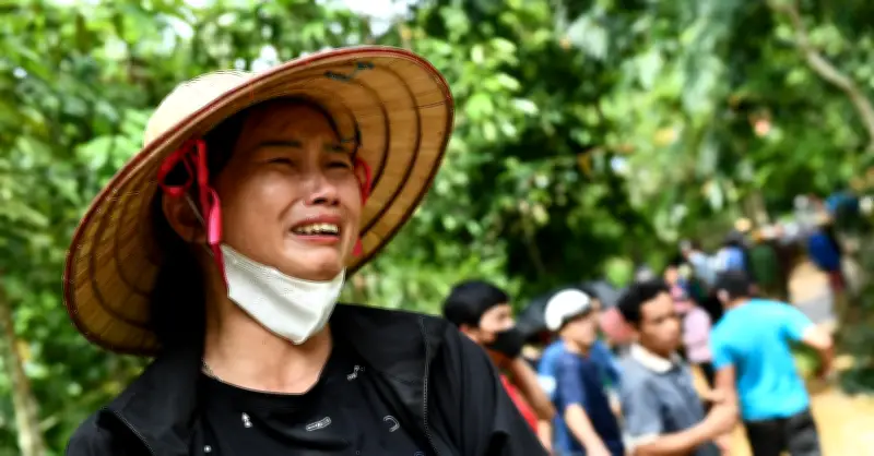 Mất điện, mất sóng giữa thiên tai: Người dân lấy gì để nhận cảnh báo?