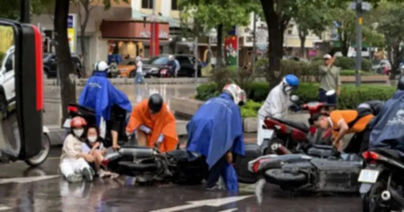 Mặt đường đá granite trơn trượt trên phố đi bộ Nguyễn Huệ gây nguy hiểm khi trời mưa