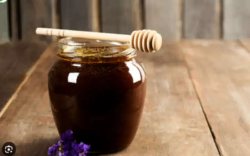 Mật ong để lâu bị đen có an toàn không? Cách nhận biết mật ong nguyên chất