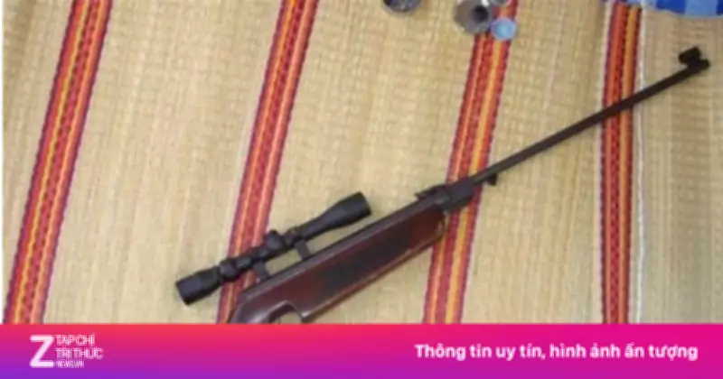 Mâu thuẫn nhậu nhẹt, đàn ông Hà Nội dùng súng bắn chú ruột gục trên vỉa hè