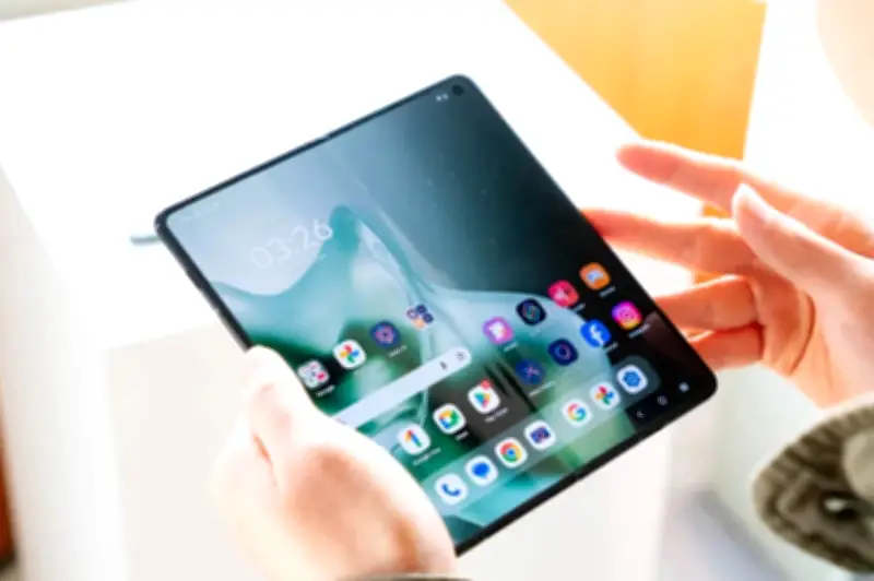 MWC 2026: Motorola ra mắt điện thoại gập, cạnh tranh trực tiếp với Galaxy Z Fold 7