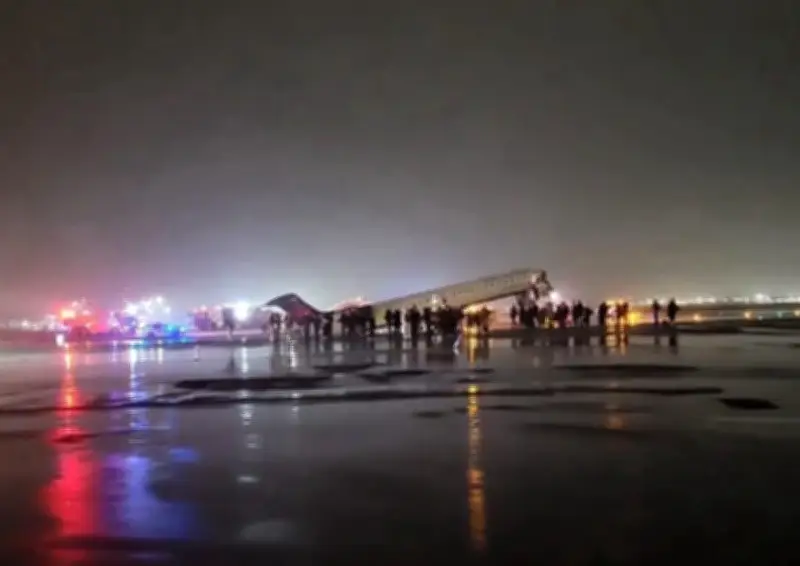 Máy bay của hãng hàng không Canada va chạm tại sân bay New York