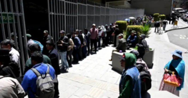 Máy bay chở tiền rơi ở Bolivia: Người dân xô đổ đổi tiền, ngân hàng hủy seri B