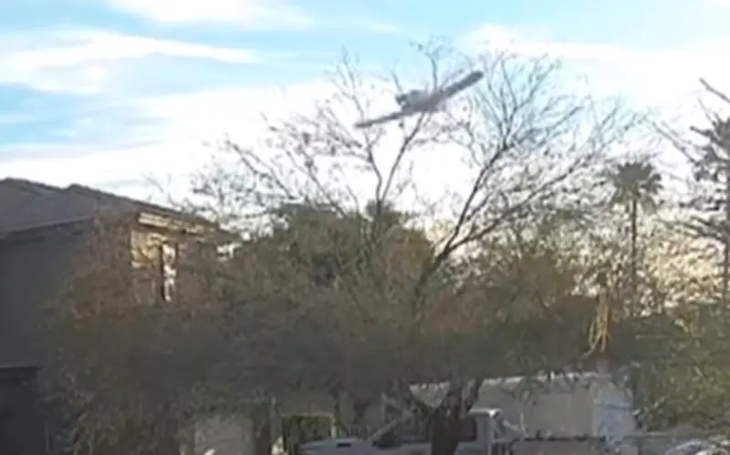 Máy bay đâm xuyên hai nhà dân ở Arizona, ba người thoát chết trong gang tấc