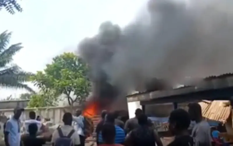 Máy bay rẹt qua trường mầm non ở Ghana, hai người thiệt mạng trong vụ rơi