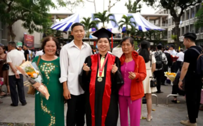 Nữ bác sĩ mang song thai 8,5 tháng vượt 250km để dự lễ tốt nghiệp đại học