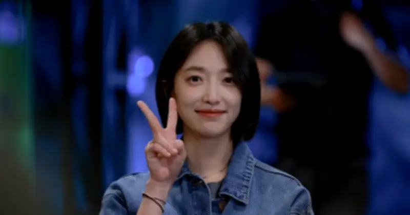 Nữ diễn viên 34 tuổi bị cha cắt đứt liên lạc vì bỏ nghề tiếp viên hàng không