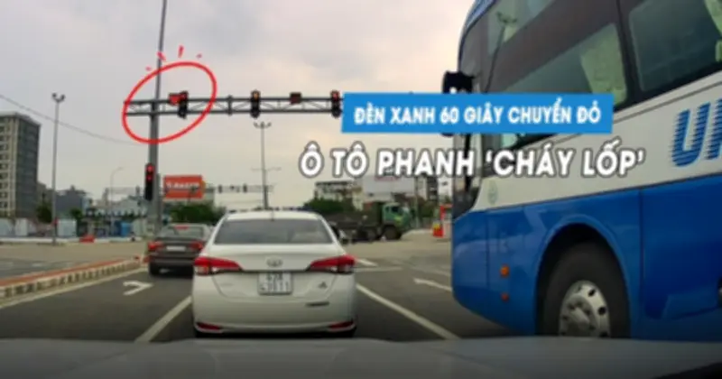 Đèn giao thông đang xanh bất ngờ chuyển đỏ, tài xế phanh 'cháy lốp' ở Đà Nẵng