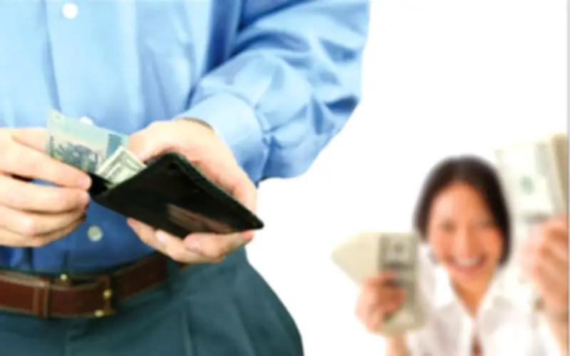 Đàn ông khôn ngoan hiểu tiền có thể giao vợ, nhưng 2 quyền này phải tự nắm giữ