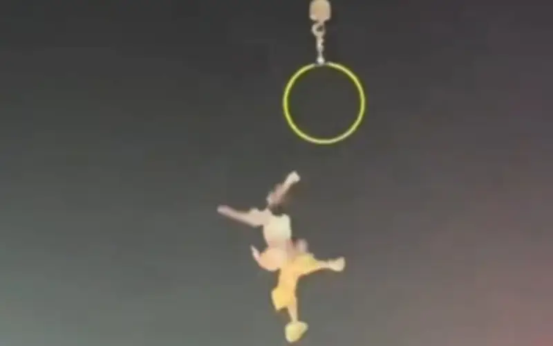 Nữ nghệ sĩ xiếc ngã từ trên cao khi biểu diễn tại Hà Nam, Trung Quốc