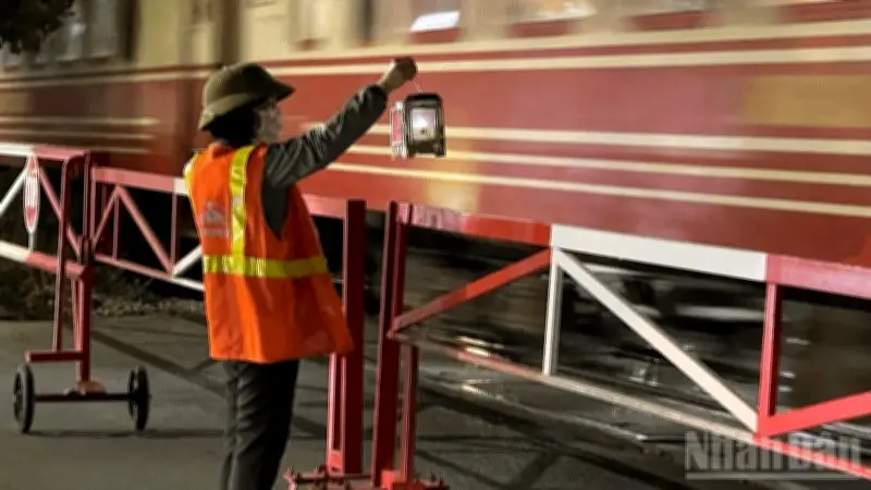 Nữ nhân viên gác chắn 14 năm bền bỉ với nghề, bảo vệ an toàn đường sắt