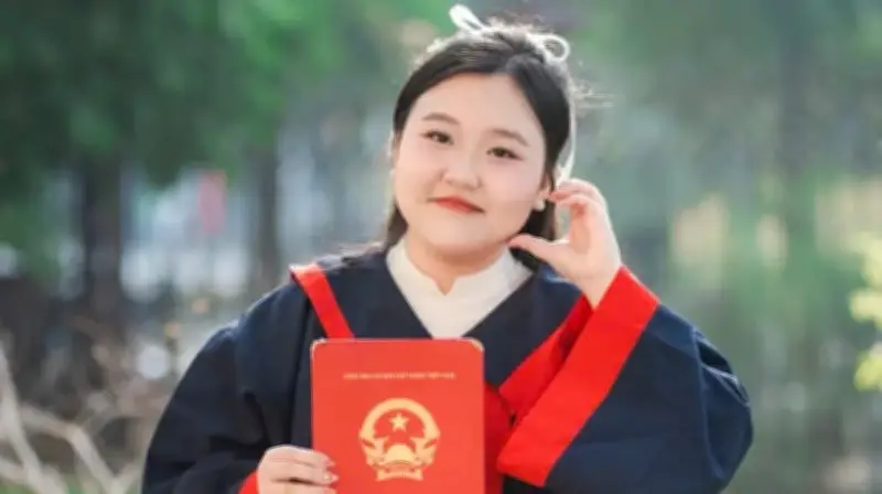 Nữ sinh nghèo vượt khó, giành học bổng và thành tích xuất sắc tại Đại học Hà Nội