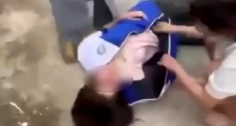 Nữ sinh Thanh Hóa bị đánh hội đồng giữa đường, phải nhập viện cấp cứu