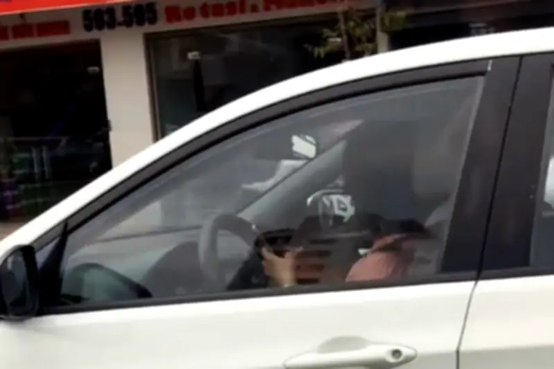 Nữ tài xế bị ghi hình lái ô tô vẫn dùng hai tay bấm điện thoại, CSGT xử phạt