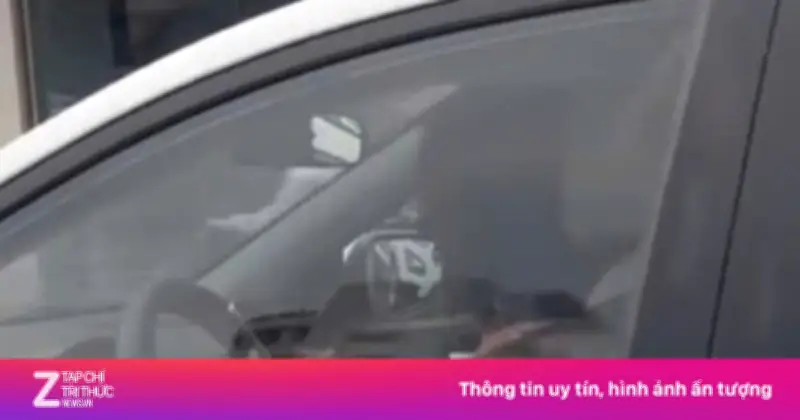 Nữ tài xế gây sốc khi vừa lái xe vừa bấm điện thoại trên đường phố