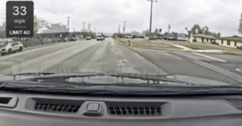 Nữ tài xế nhanh tay cứu bé trai mặc bỉm chạy ra đường nguy hiểm