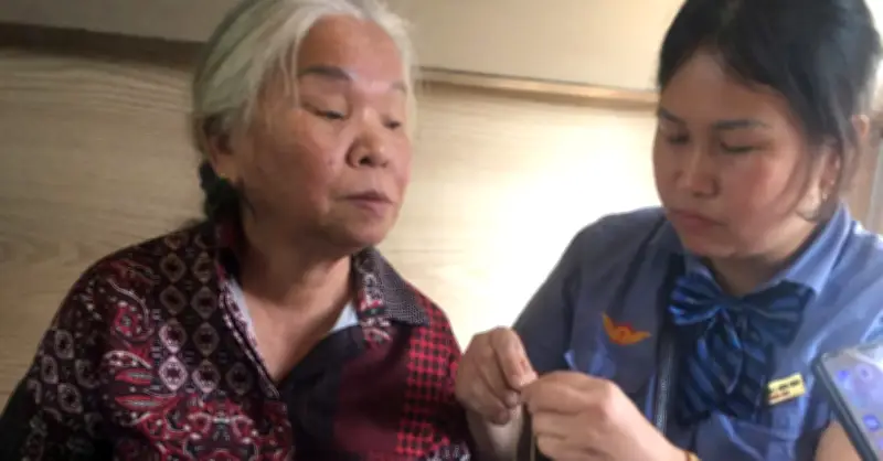 Nữ tiếp viên đường sắt trả lại dây chuyền vàng, hành khách gửi thư cảm ơn