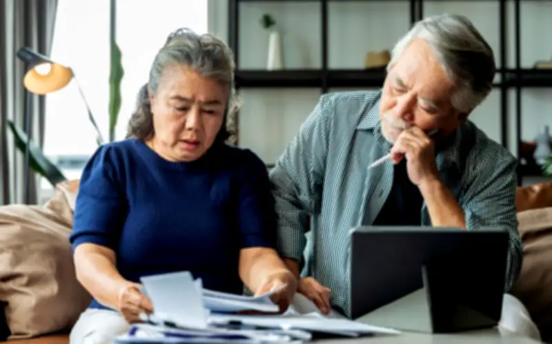 Đến tuổi nghỉ hưu mới nhận ra cái bẫy tài chính mang tên 'thương con'