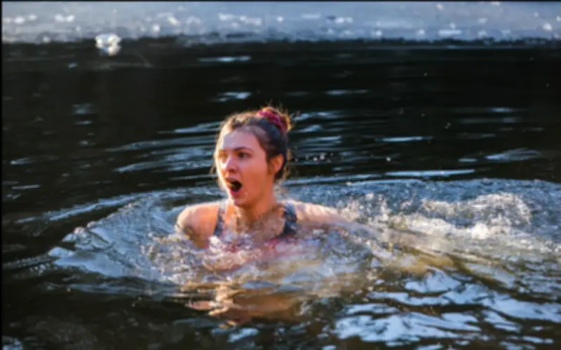 Nữ vận động viên lập kỷ lục Guinness bơi 85m dưới lớp băng hồ Baikal