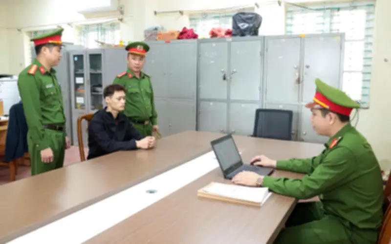 Nửa Đêm, Gã Thanh Niên Trộm 4 Nhẫn Vàng Trong Xe Ô Tô Không Khóa Cửa