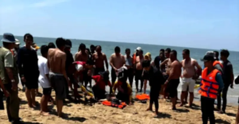 Nam du khách 76 tuổi tử vong khi đang tắm biển cùng nhóm bạn tại Phan Thiết