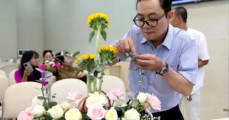Nam giới Báo Thanh Niên thi cắm hoa nghệ thuật chào mừng ngày Quốc tế Phụ nữ 8.3
