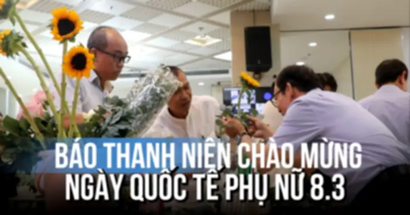 Nam phóng viên cầm hoa chúc mừng Ngày Quốc tế Phụ nữ 8/3
