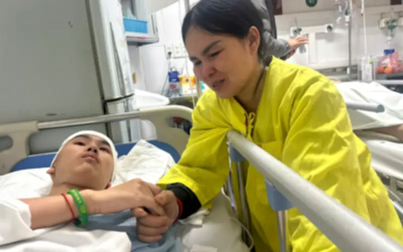 Nam sinh 19 tuổi mắc u não, gia đình nghèo kiệt quê trước chi phí điều trị