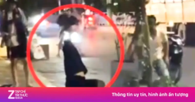 Nam sinh Hà Nội bị nhóm người đi ôtô dùng gậy đánh tới tấp giữa phố